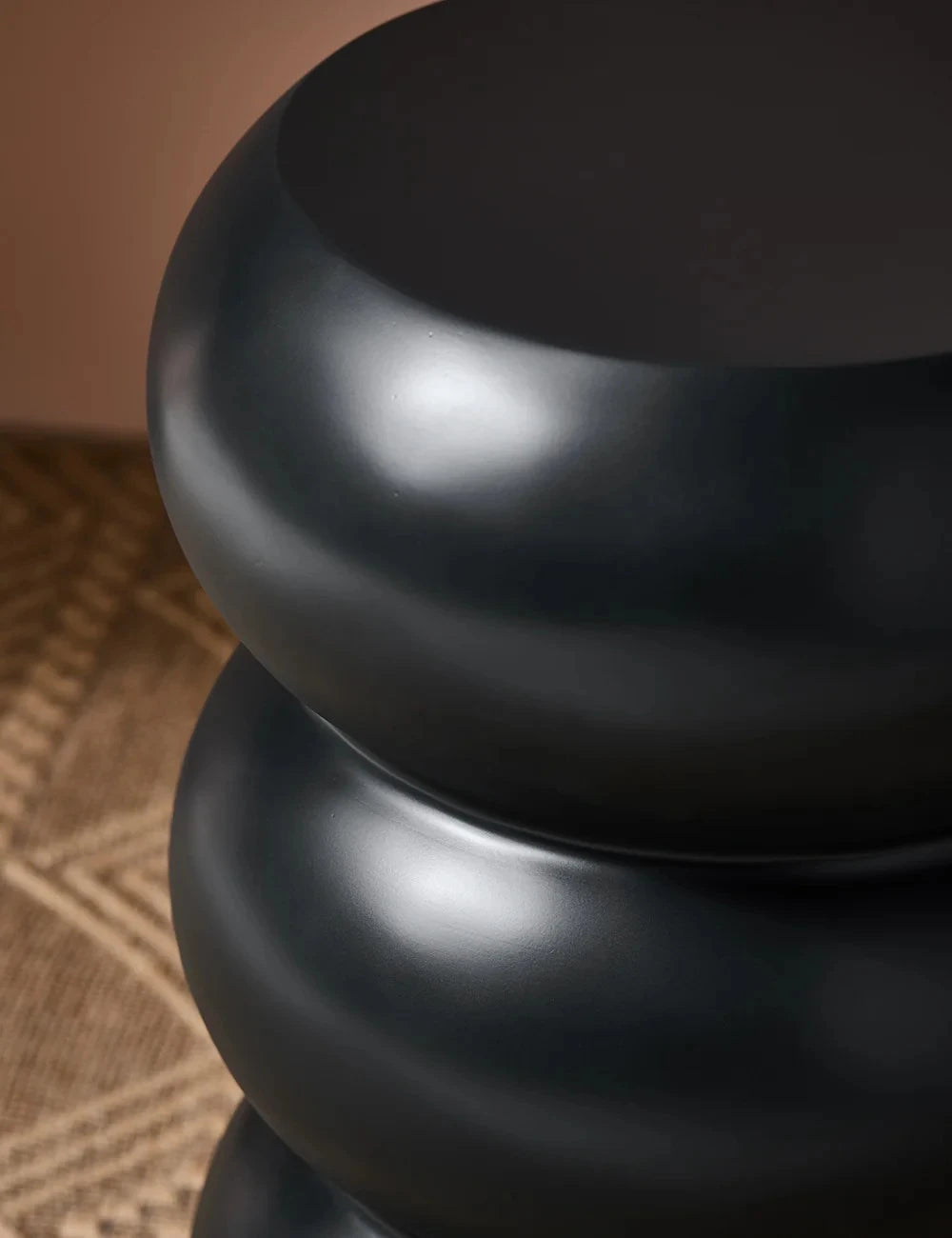 ROCO – Black Curvy Side Table