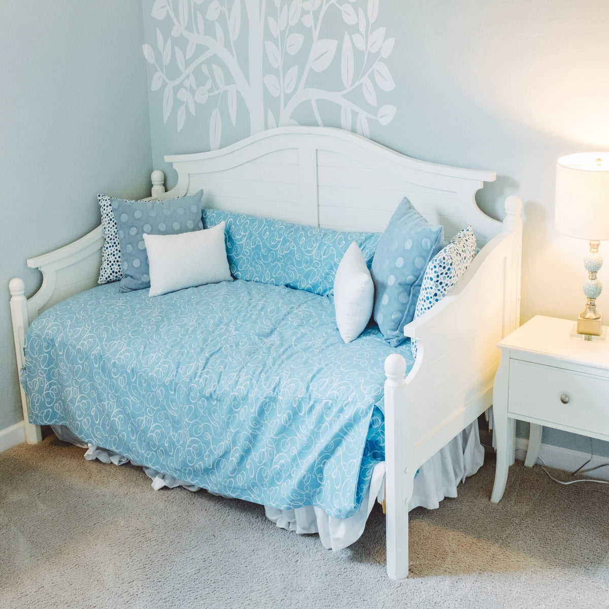 LOREN – White Victorian Style Daybed